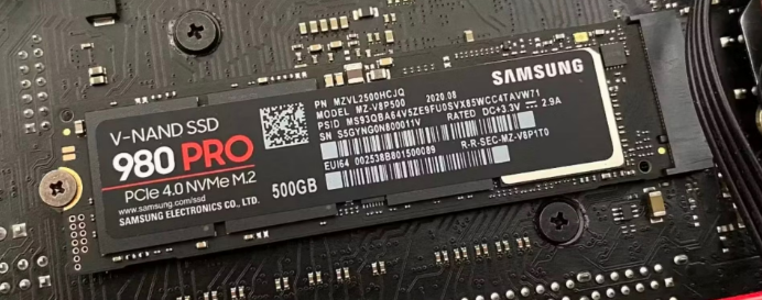 قم بتوصيل m.2 samsung ssd بالكمبيوتر بشكل مباشر